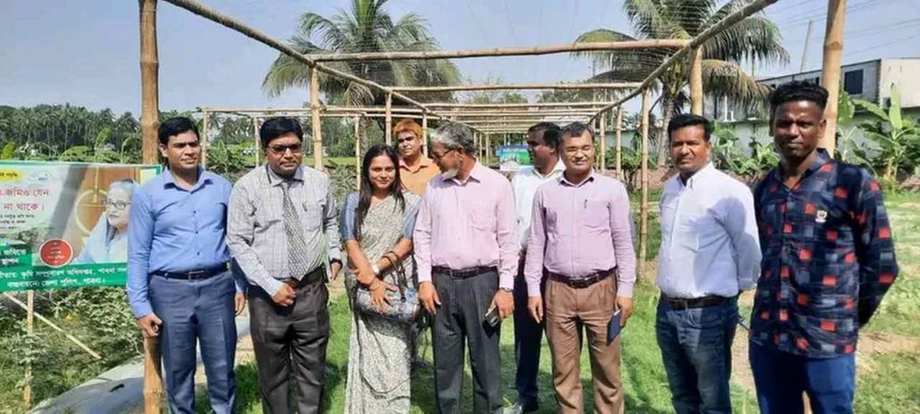 পাবনা সদর উপজেলার পুলিশ ফায়ারিং রেঞ্জে অনাবাদি জমিতে ফলছে ফল ফসল