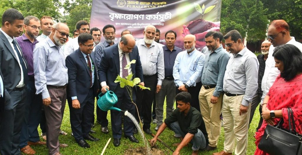 বাকৃবির ছাত্রবিষয়ক বিভাগের তত্ত্বাবধানে মাসব্যাপী বৃক্ষরোপণ কর্মসূচির উদ্বোধন